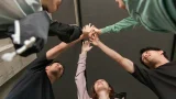 HIITのジムでハイタッチをする人たち
