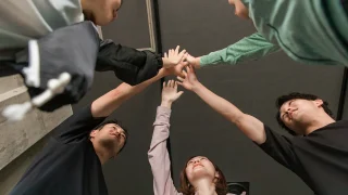 HIITのジムでハイタッチをする人たち