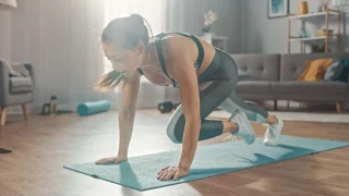 自宅でマウンテンクライマーをする女性