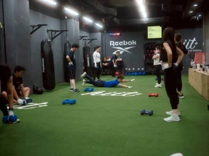 Hiit Plusトレーニングの説明（スーパーマン）