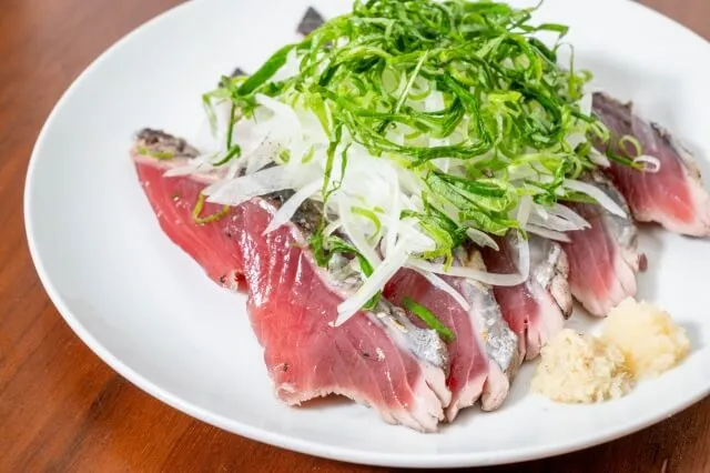 夜の軽めの夕食におすすめのカツオのたたき高タンパク低脂質メニュー | HIIT-TRAINING.JP 夜の軽めの夕食におすすめのカツオのたたき高タンパク低脂質メニュー